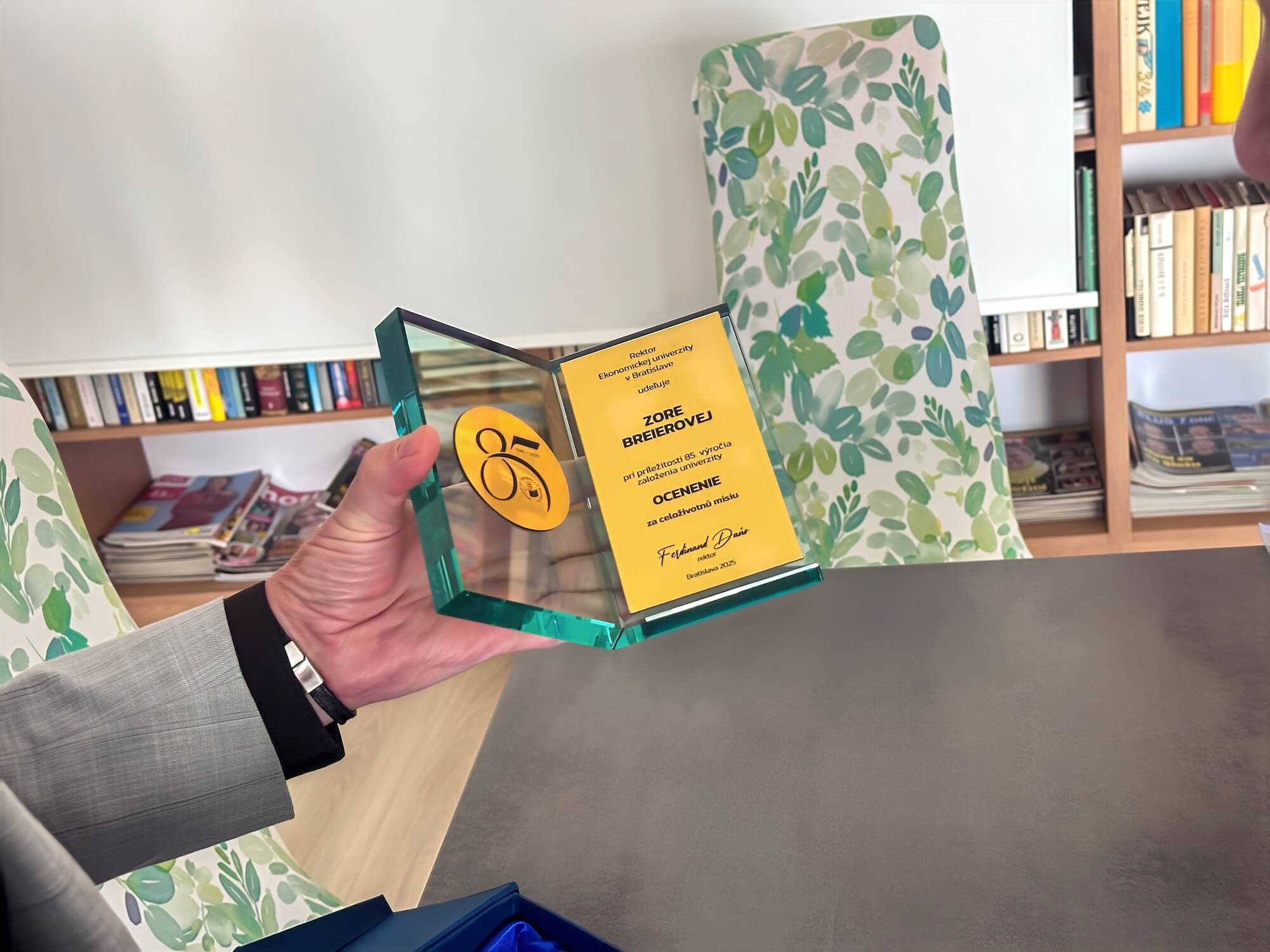 Rektor EUBA odovzdal ocenenie 101-ročnej absolventke Zore Breierovej za jej celoživotnú misiu