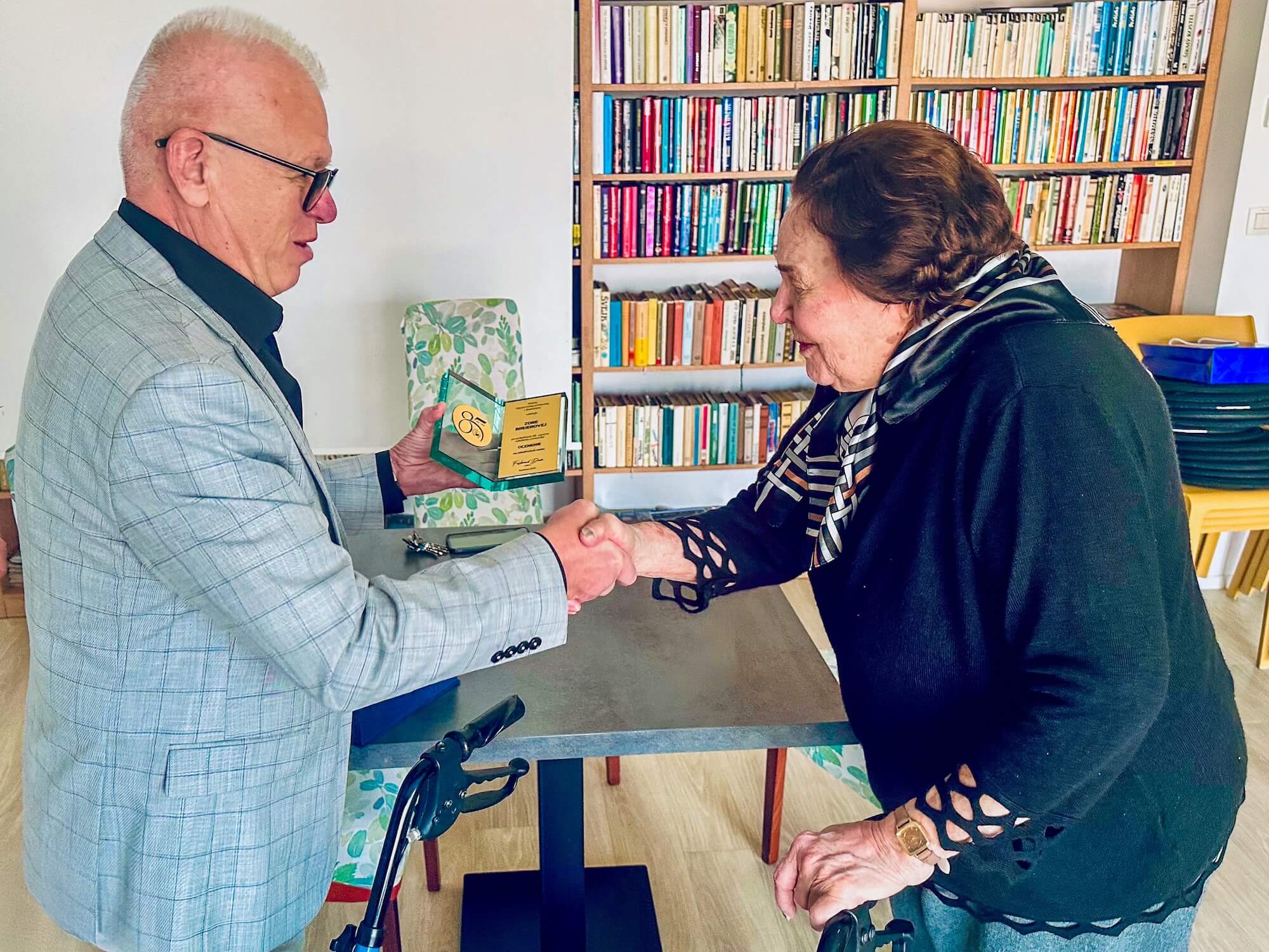 Rektor EUBA odovzdal ocenenie 101-ročnej absolventke Zore Breierovej za jej celoživotnú misiu