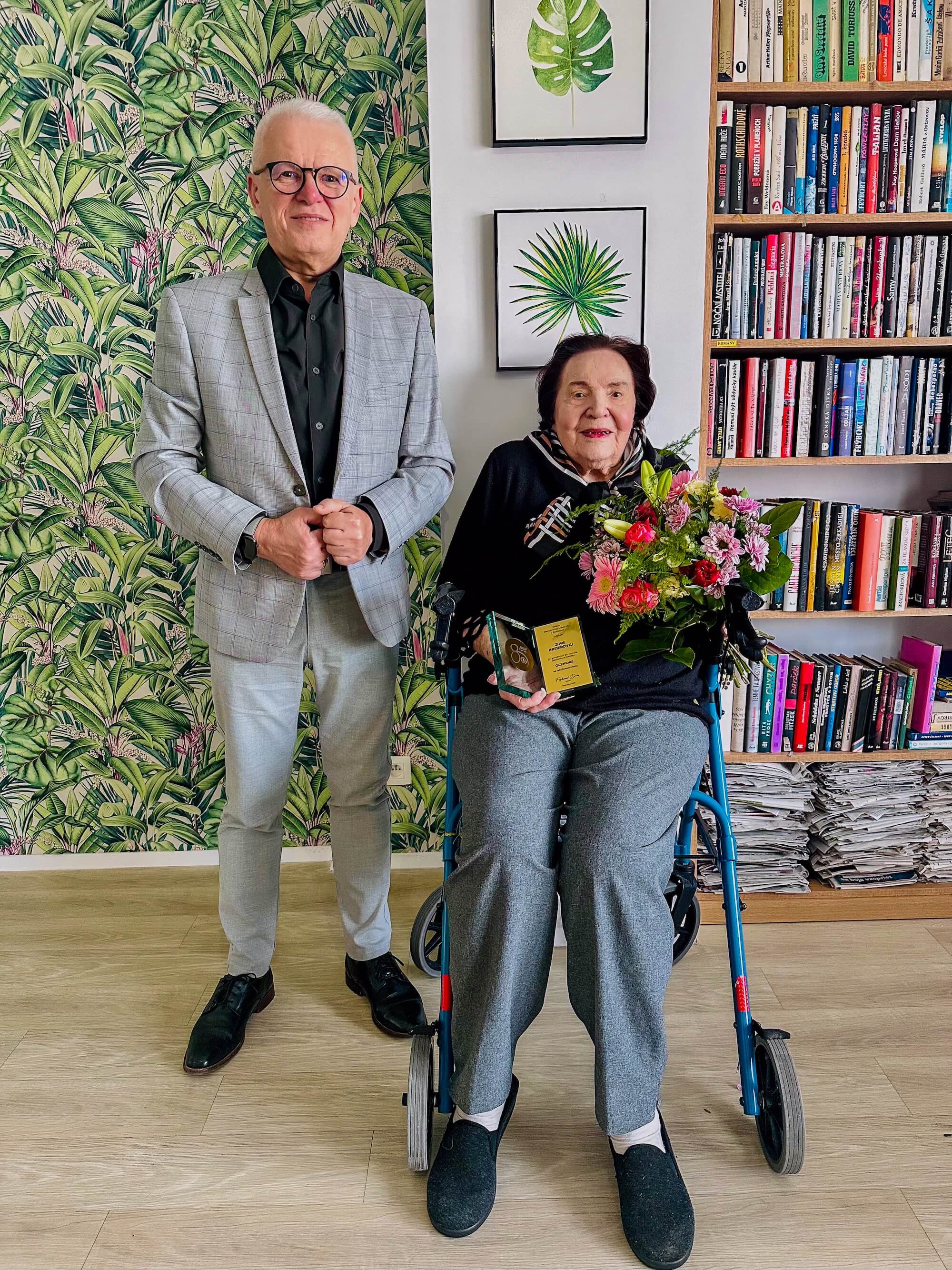 Rektor EUBA odovzdal ocenenie 101-ročnej absolventke Zore Breierovej za jej celoživotnú misiu