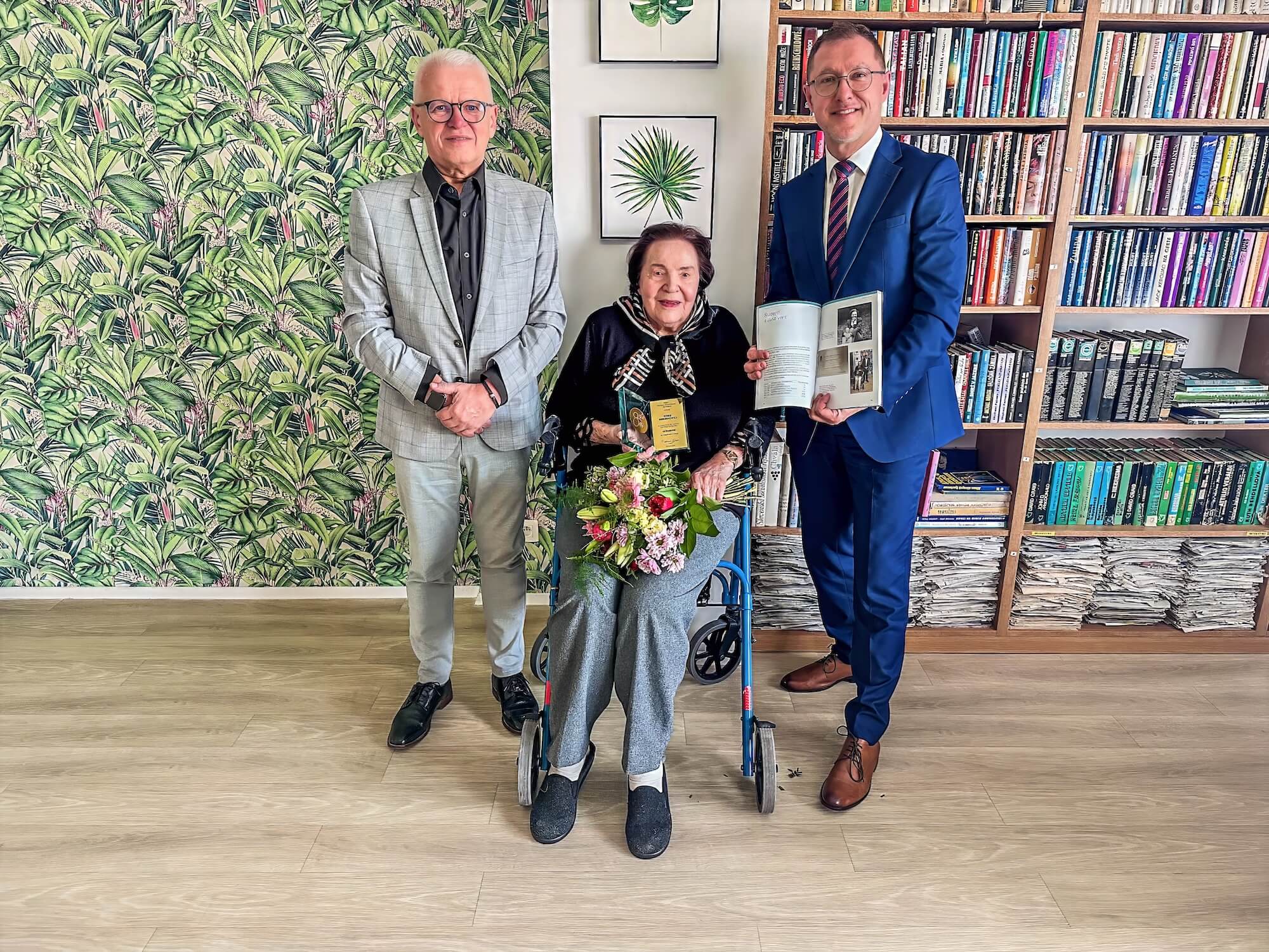 Rektor EUBA odovzdal ocenenie 101-ročnej absolventke Zore Breierovej za jej celoživotnú misiu