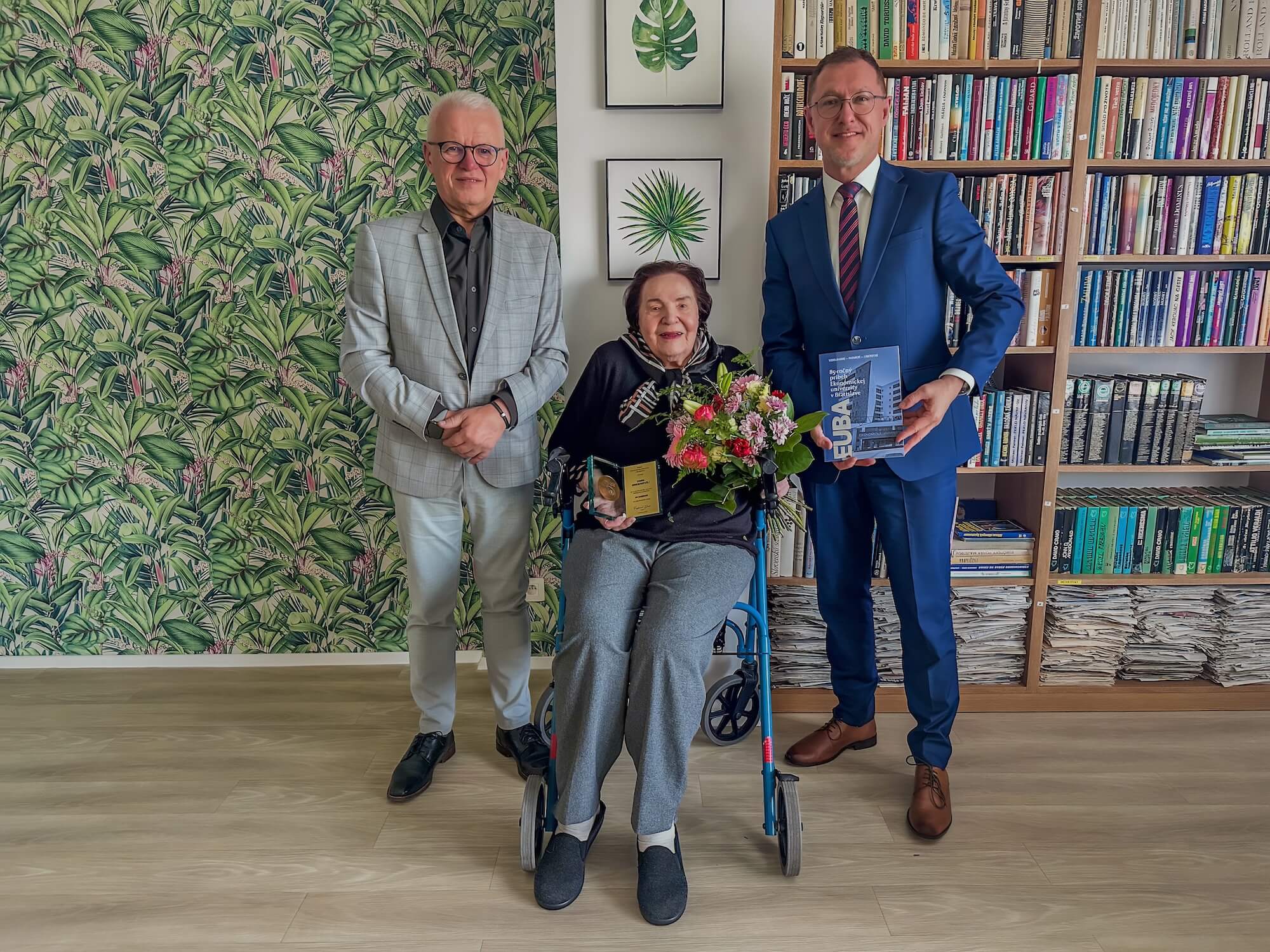 Rektor EUBA odovzdal ocenenie 101-ročnej absolventke Zore Breierovej za jej celoživotnú misiu