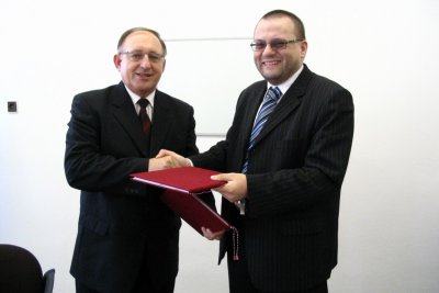 Univerzitné udalosti » Rektor EU a predseda Rady ZO OZ PŠaV - podpísali Kolektívnu zmluvu na r. 2009