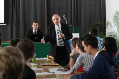 Rektor EU Rudolf Sivák diskutoval so študentmi