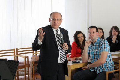 Rektor EU Rudolf Sivák diskutoval so študentmi