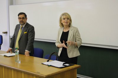 Veľvyslanec Chile prednášal študentom EU