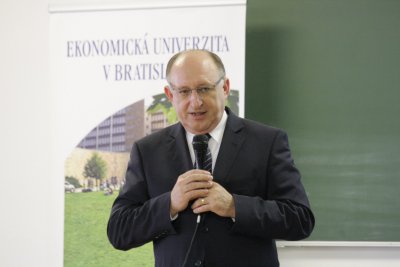 Diskusia študentov s rektorom EU v Bratislave
