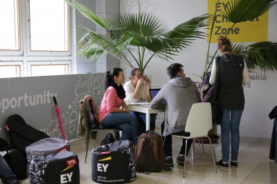 E&Y otvoril chill-out zónu na Fakulte hospodárskej infomatiky