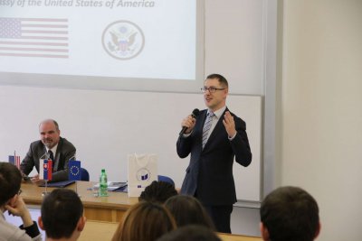 Prednáška chargé d'affaires Veľvyslanectva USA