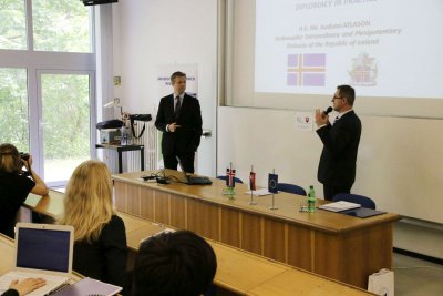 Islandský veľvyslanec prvýkrát na Ekonomickej univerzite v Bratislave