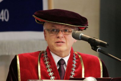 Ekonomická univerzita v Bratislave udelila čestný titul doctor honoris causa prof. Ľubošovi Pástorovi, PhD.