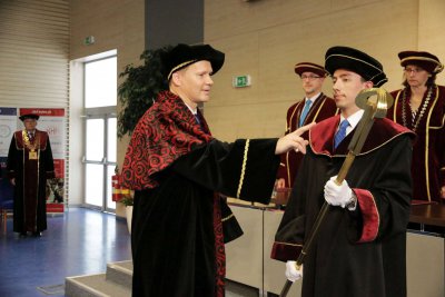 Ekonomická univerzita v Bratislave udelila čestný titul doctor honoris causa prof. Ľubošovi Pástorovi, PhD.