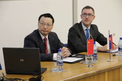 Čínsky veľvyslanec hosťom na Diplomacii v praxi
