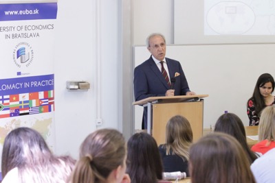 Cyperský veľvyslanec diskutoval so študentmi o aktuálnej situácii v oblasti Stredozemného mora