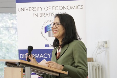 Univerzitné udalosti » Indonézska veľvyslankyňa prednášala na EU v Bratislave