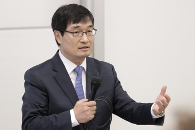 Veľvyslanec Kórejskej republiky diskutoval so študentmi o aktuálnej situácii