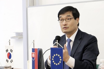 Univerzitné udalosti » Ambassador of the Republic of Korea Discussed the Current Affairs with Students