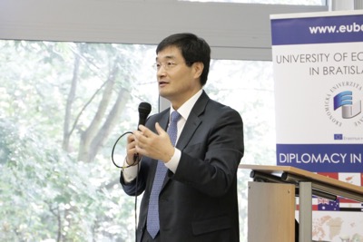 Veľvyslanec Kórejskej republiky diskutoval so študentmi o aktuálnej situácii