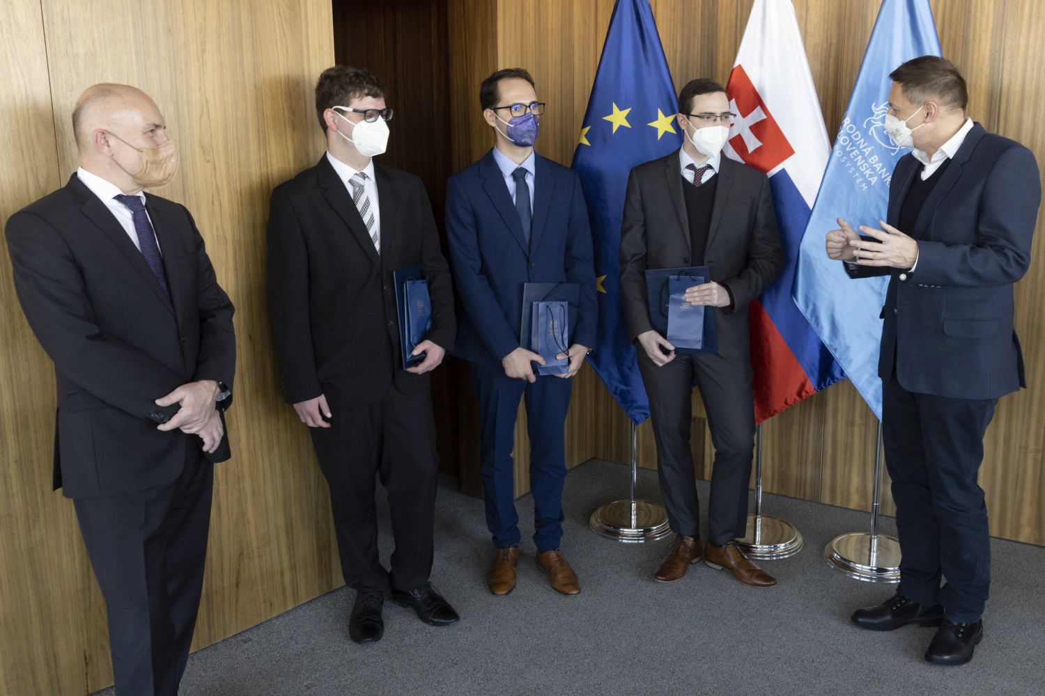 Absolventi NHF EU v Bratislave získali cenu guvernéra NBS pre mladé ekonomické talenty