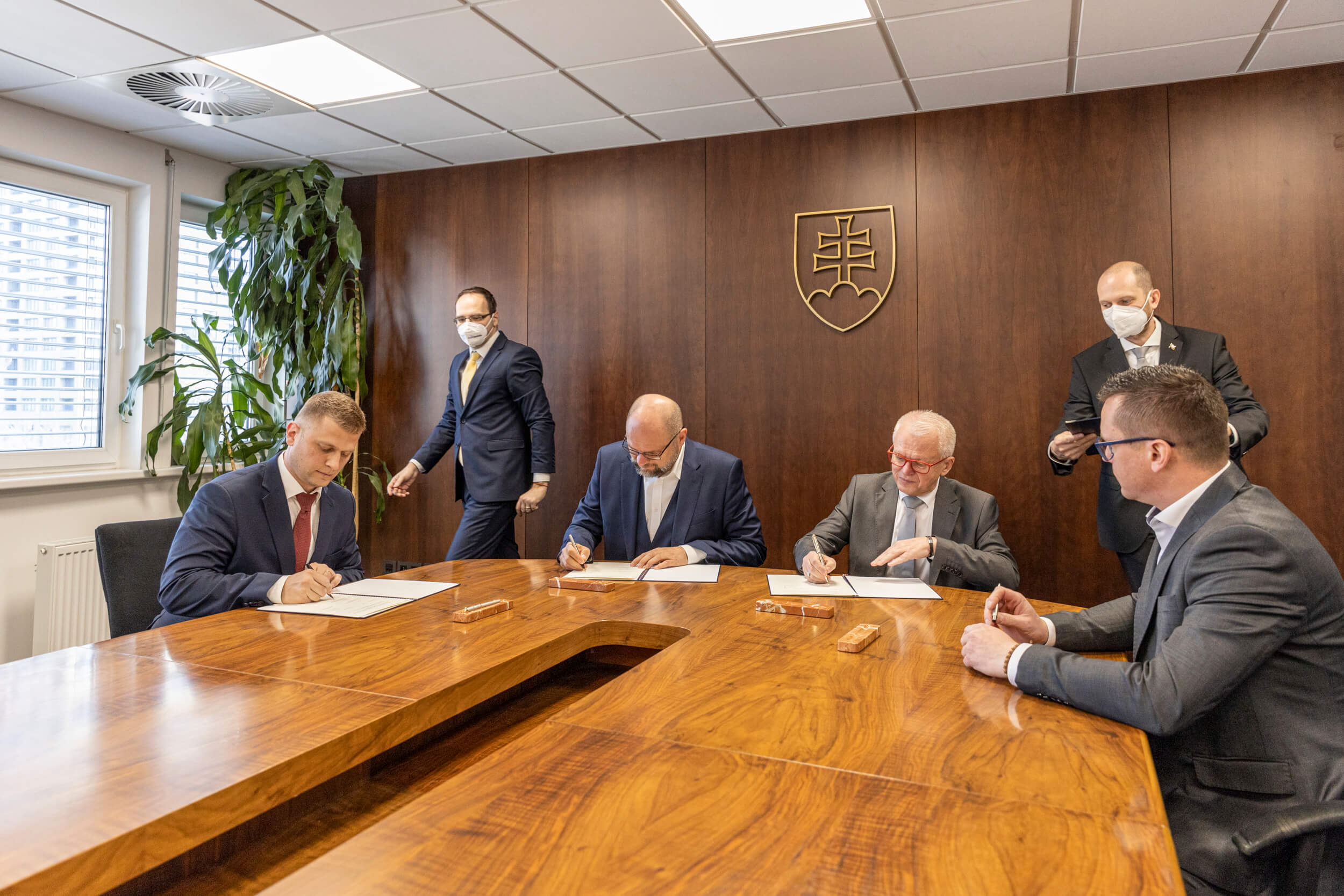 Podpis memoranda o spolupráci medzi Ekonomickou univerzitou v Bratislave a Ministerstvom hospodárstva SR prinesie zintenzívnenie spolupráce