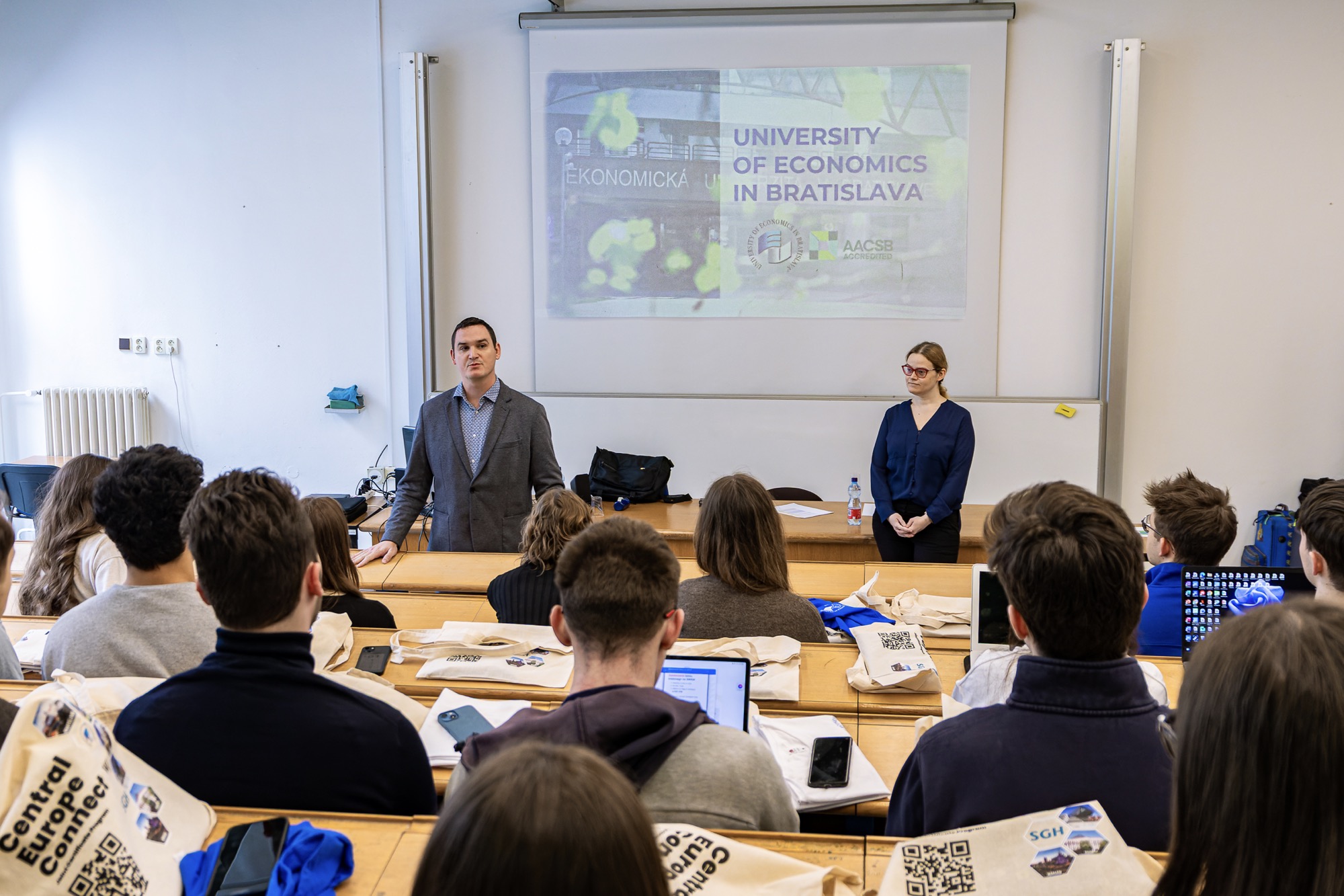 Projekt Central Europe Connect už po 13. krát spojil študentov ekonomických univerzít z Bratislavy, Viedne a Varšavy
