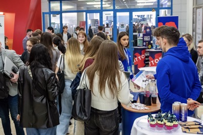 Úspešný Job Fair 2025 na EUBA: Študenti nakopli svoju kariéru