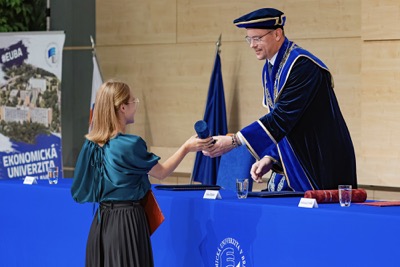 Blahoželanie čerstvým absolventom Ekonomickej univerzity v Bratislave