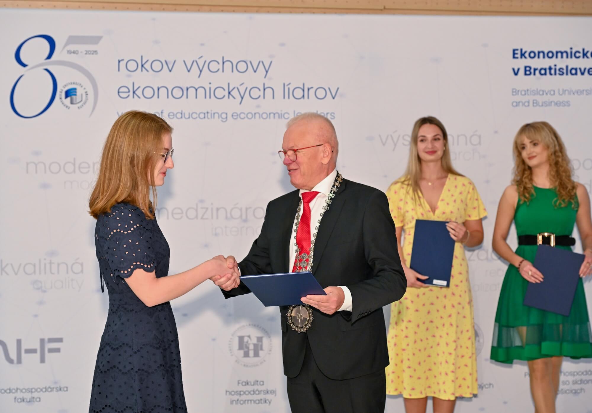 Rektor udelil Cenu EU v Bratislave za publikačnú činnosť a Cenu rektora Ekonomickej univerzity v Bratislave za ŠVOČ