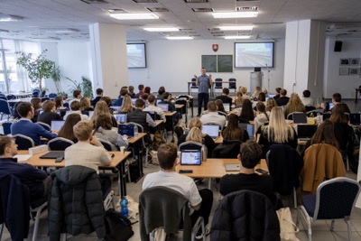 Projekt Central Europe Connect sa už po štrnásty raz zameral na prepojenie študentov ekonomických univerzít z Bratislavy, Viedne a Varšavy.