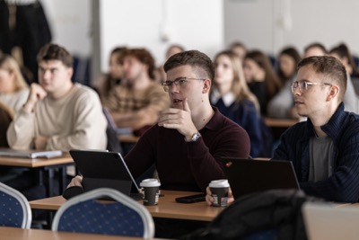 Projekt Central Europe Connect sa už po štrnásty raz zameral na prepojenie študentov ekonomických univerzít z Bratislavy, Viedne a Varšavy.