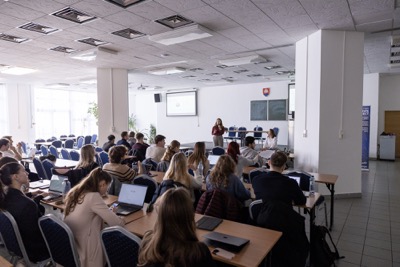 Projekt Central Europe Connect sa už po štrnásty raz zameral na prepojenie študentov ekonomických univerzít z Bratislavy, Viedne a Varšavy.