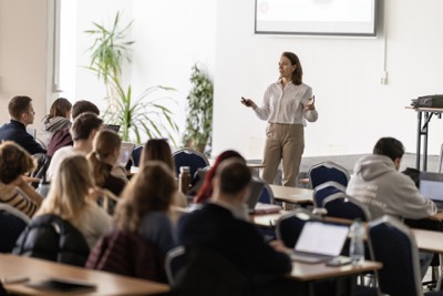 Projekt Central Europe Connect sa už po štrnásty raz zameral na prepojenie študentov ekonomických univerzít z Bratislavy, Viedne a Varšavy.