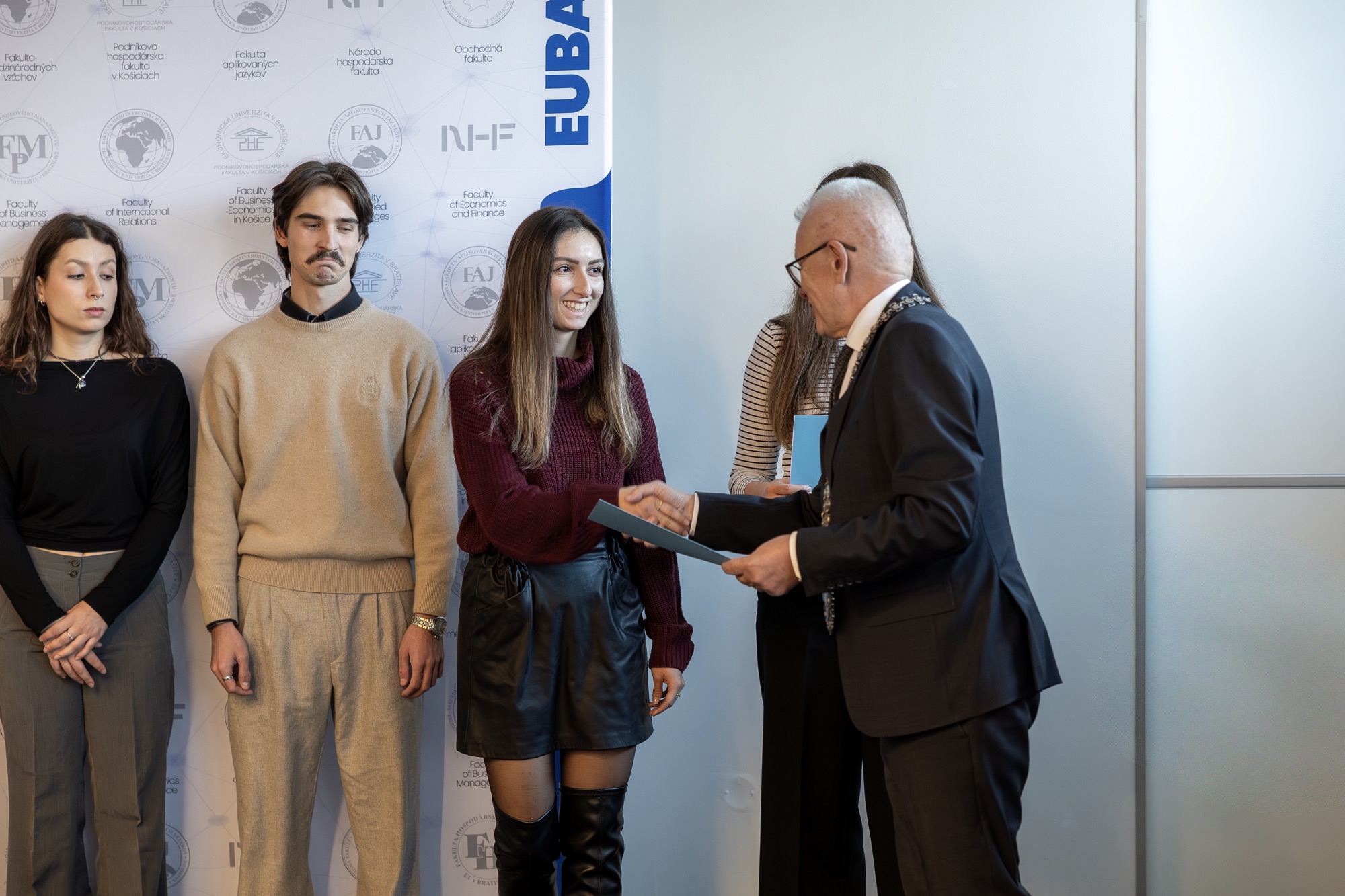 Mimoriadne štipendium najlepším študentom pri príležitosti Medzinárodného dňa študentstva