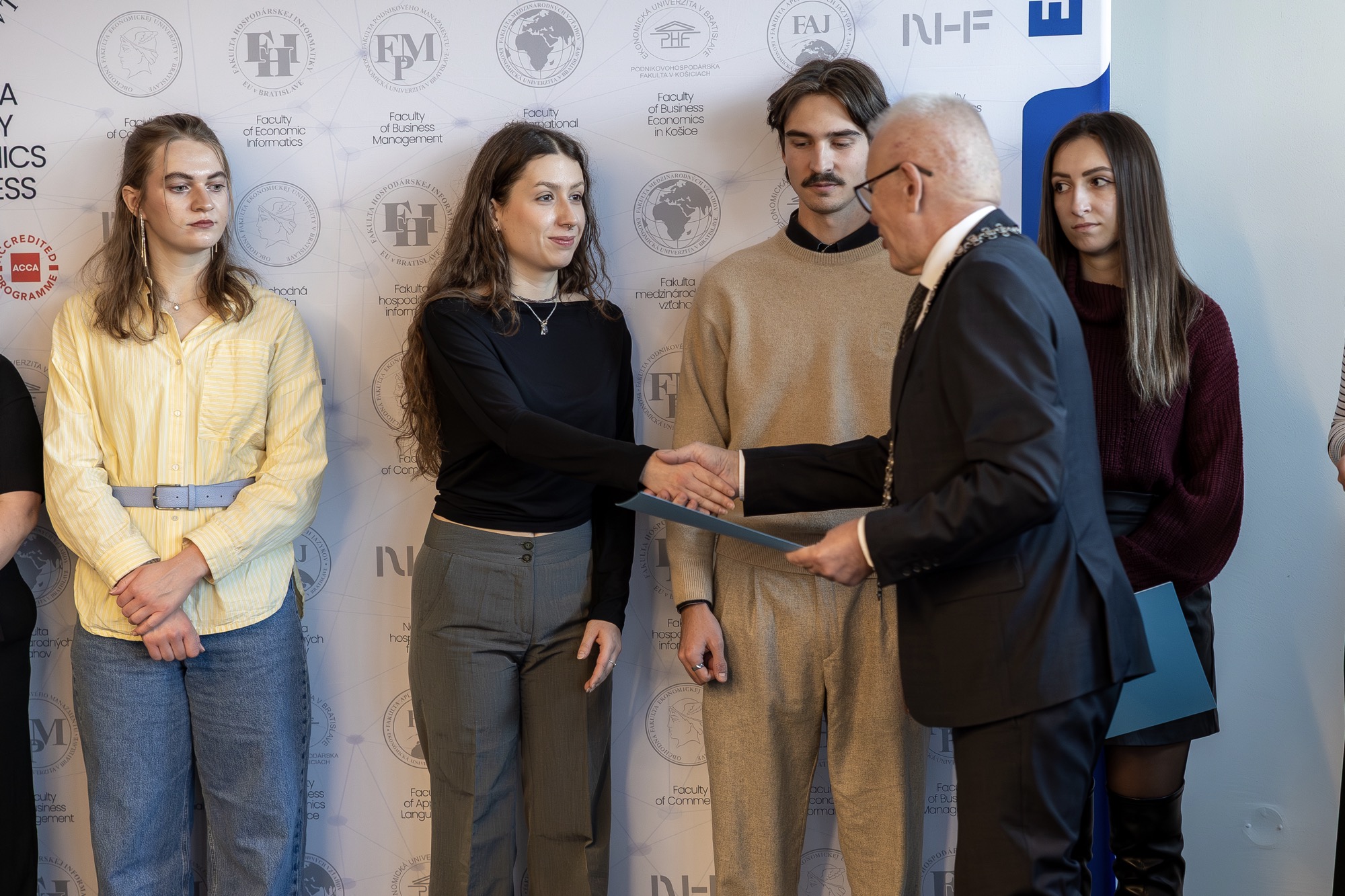 Mimoriadne štipendium najlepším študentom pri príležitosti Medzinárodného dňa študentstva