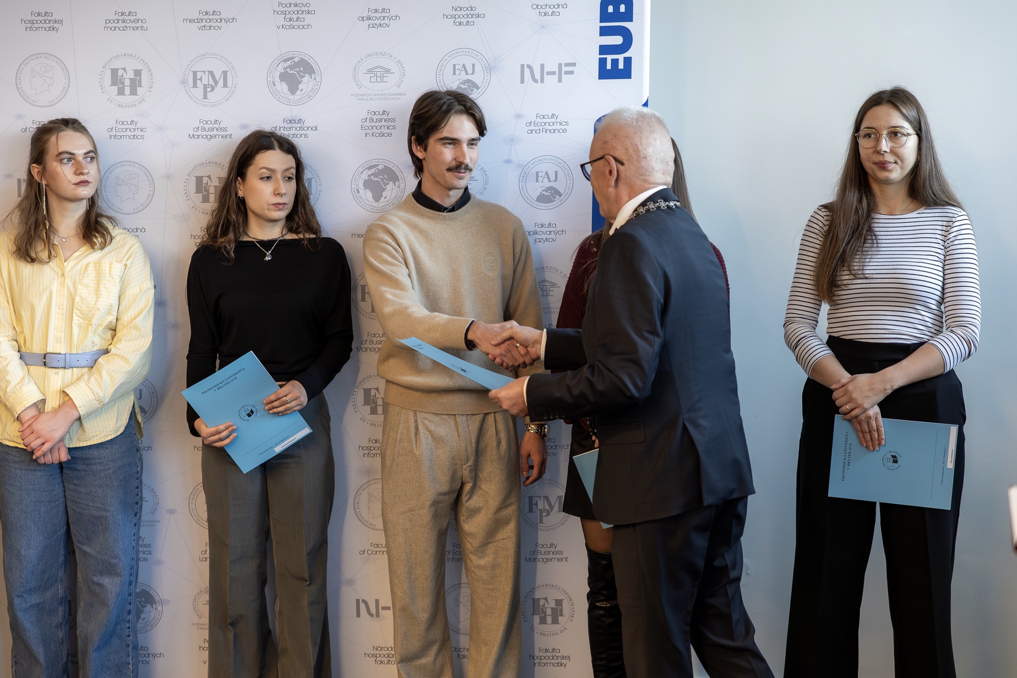 Mimoriadne štipendium najlepším študentom pri príležitosti Medzinárodného dňa študentstva