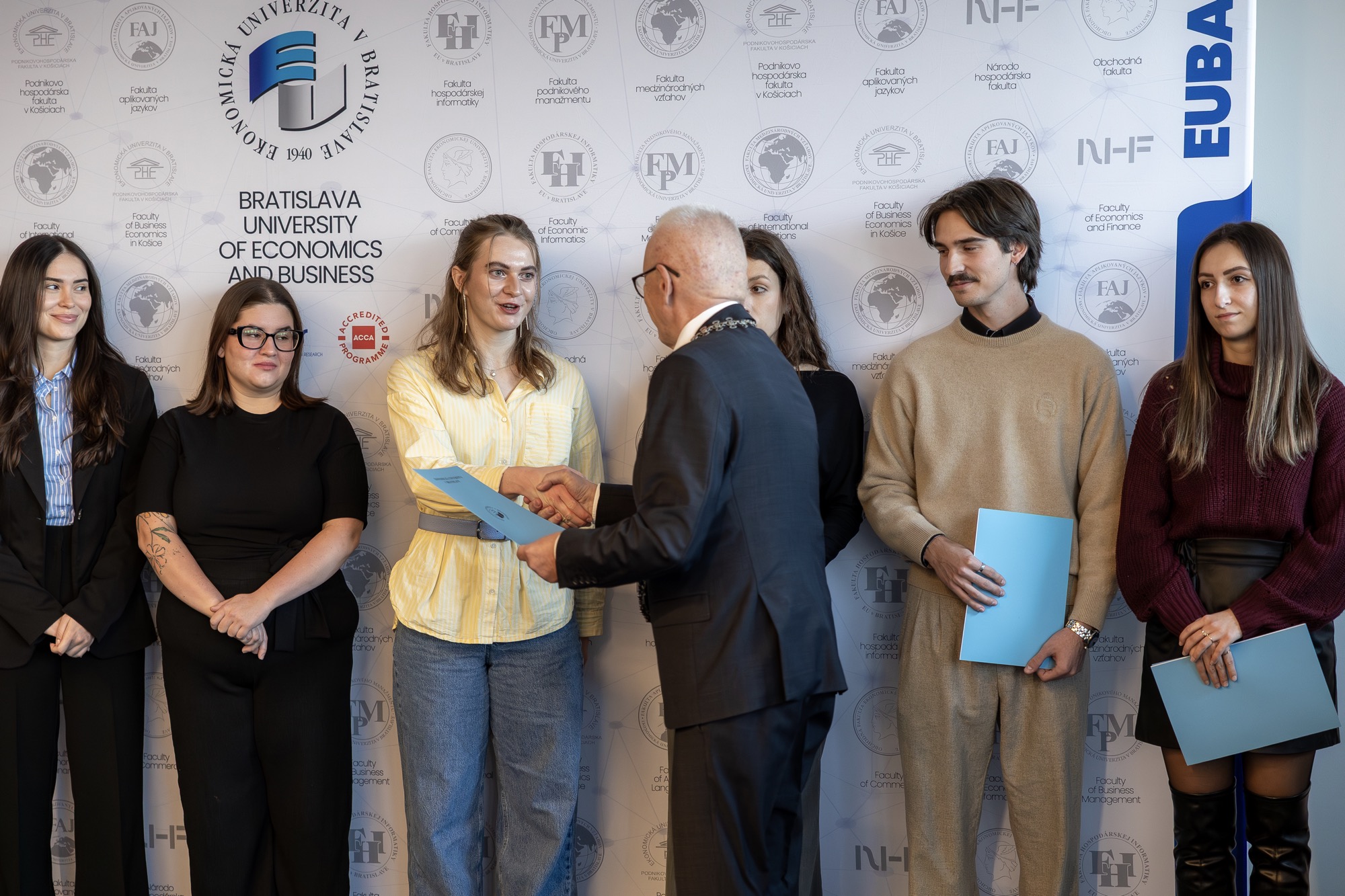 Mimoriadne štipendium najlepším študentom pri príležitosti Medzinárodného dňa študentstva