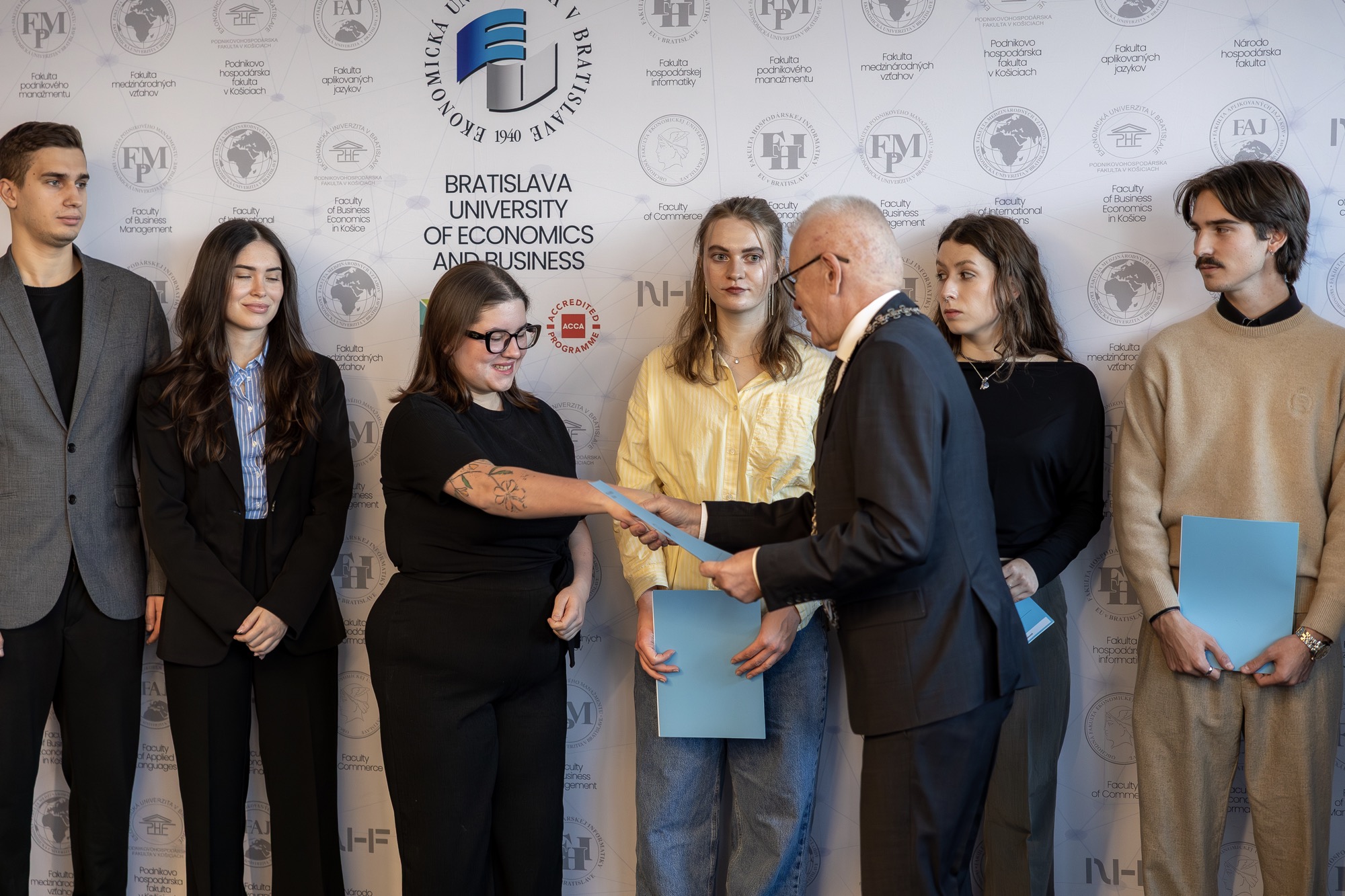 Mimoriadne štipendium najlepším študentom pri príležitosti Medzinárodného dňa študentstva