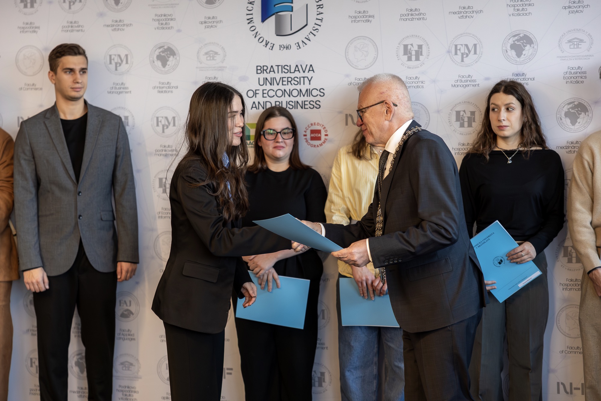 Mimoriadne štipendium najlepším študentom pri príležitosti Medzinárodného dňa študentstva