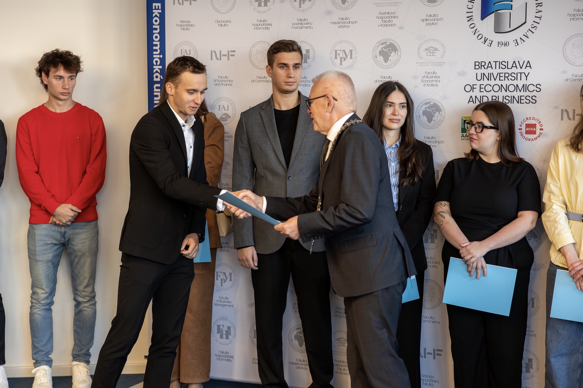 Mimoriadne štipendium najlepším študentom pri príležitosti Medzinárodného dňa študentstva