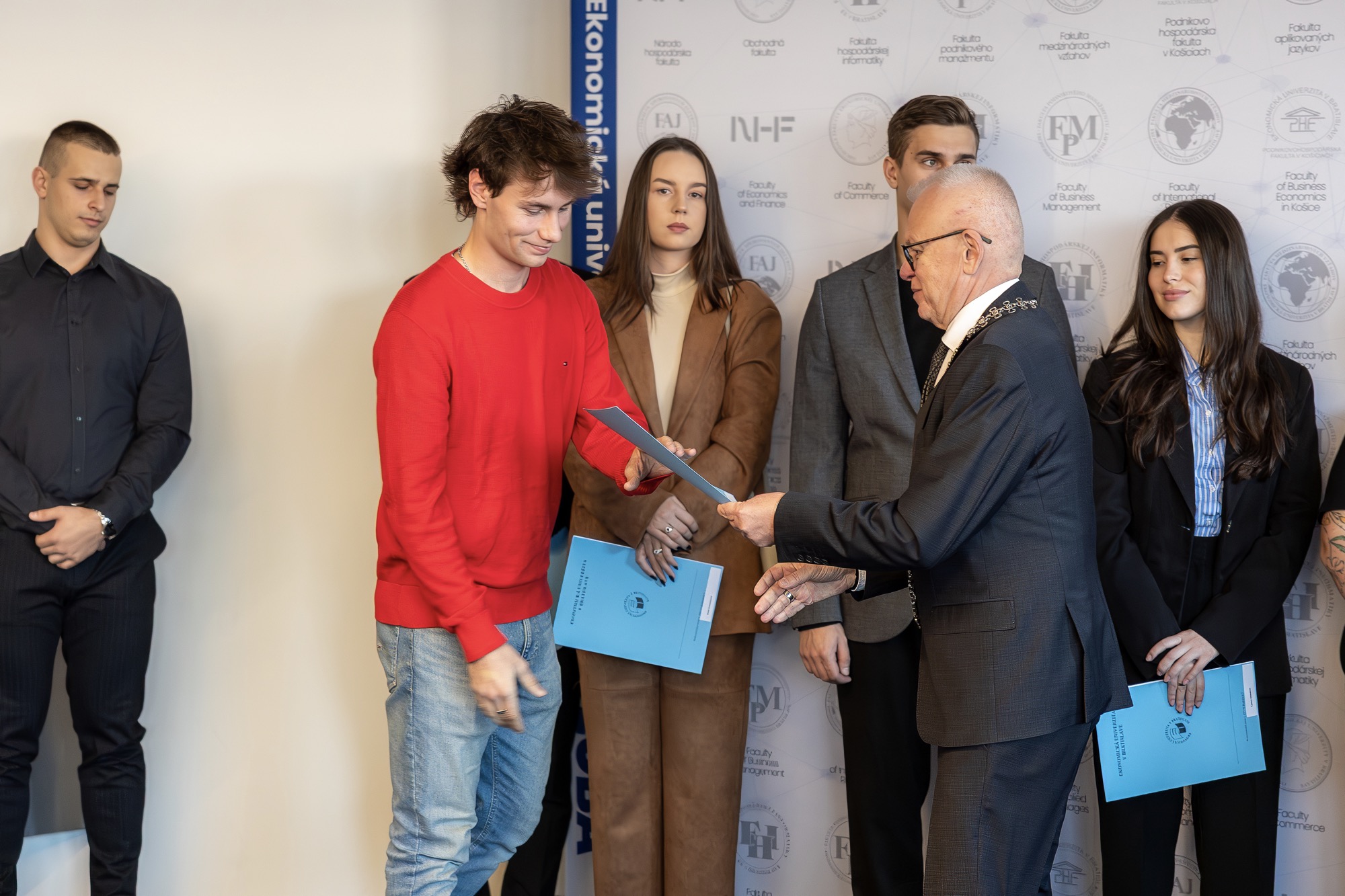 Mimoriadne štipendium najlepším študentom pri príležitosti Medzinárodného dňa študentstva