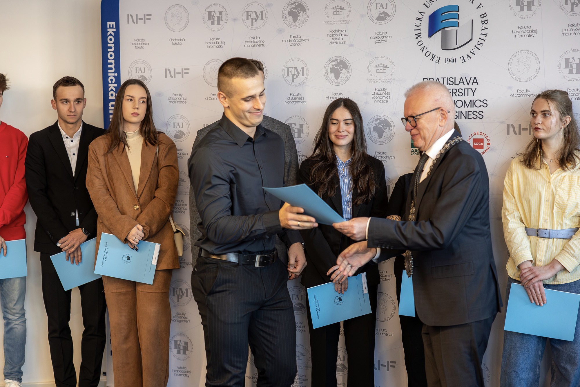 Mimoriadne štipendium najlepším študentom pri príležitosti Medzinárodného dňa študentstva