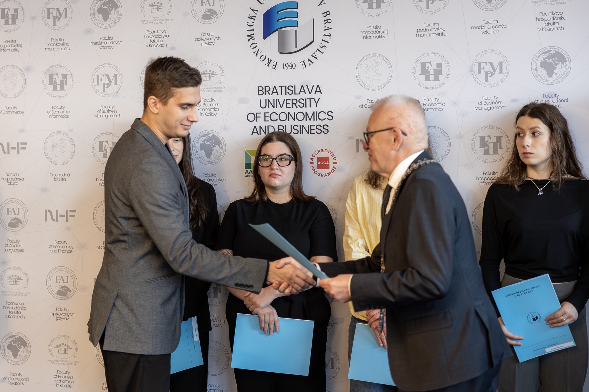 Mimoriadne štipendium najlepším študentom pri príležitosti Medzinárodného dňa študentstva