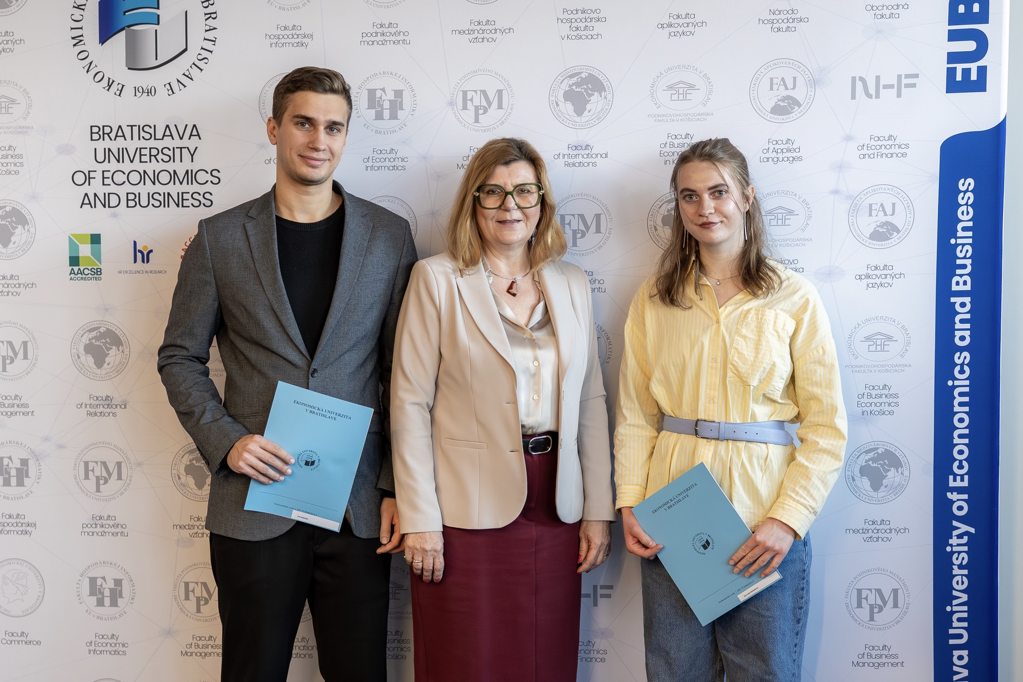 Mimoriadne štipendium najlepším študentom pri príležitosti Medzinárodného dňa študentstva