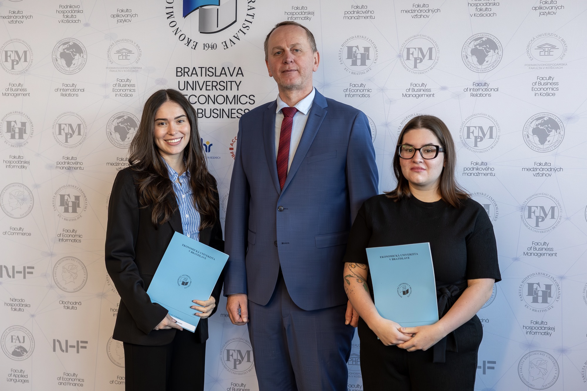 Mimoriadne štipendium najlepším študentom pri príležitosti Medzinárodného dňa študentstva