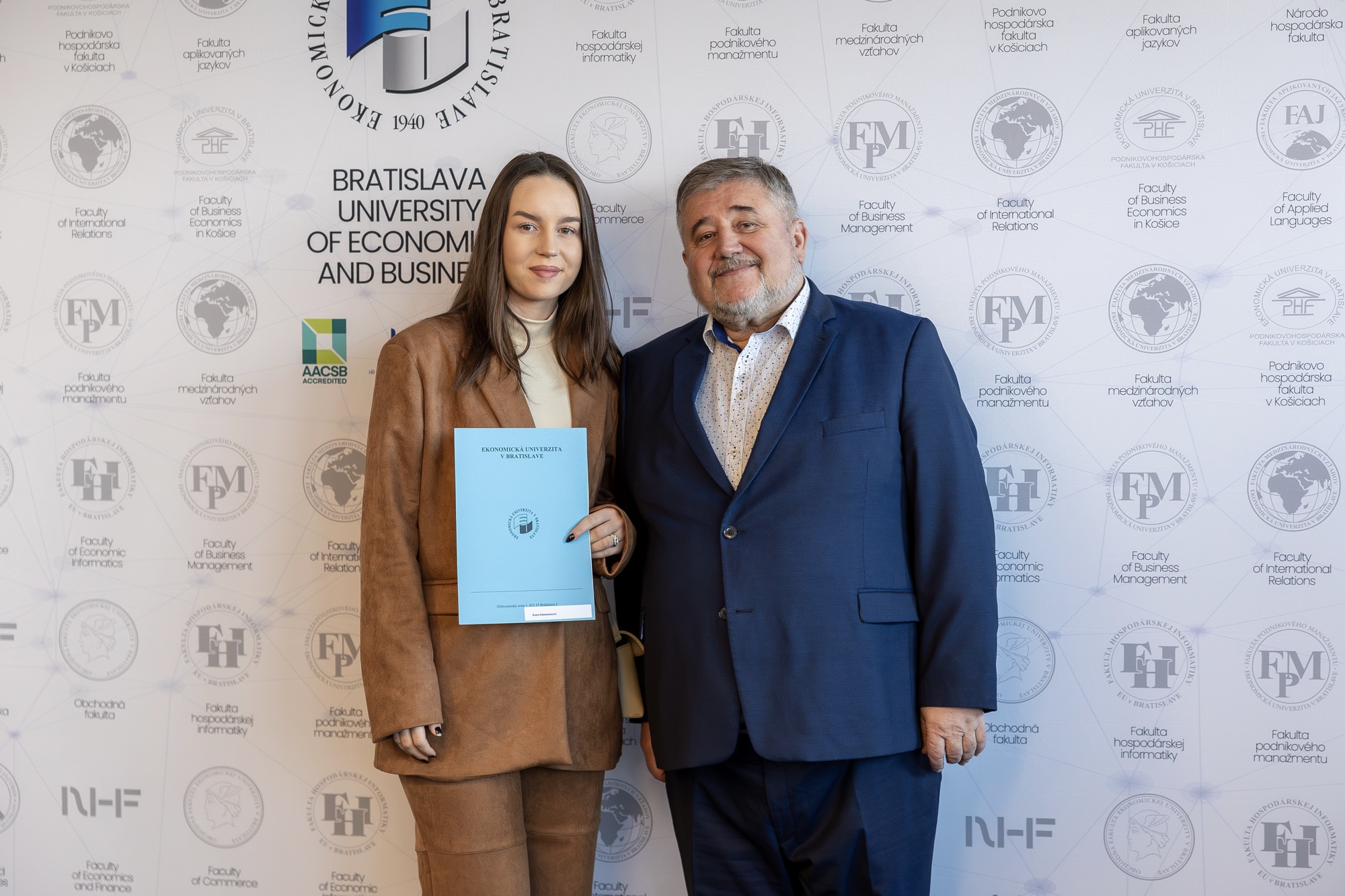 Mimoriadne štipendium najlepším študentom pri príležitosti Medzinárodného dňa študentstva