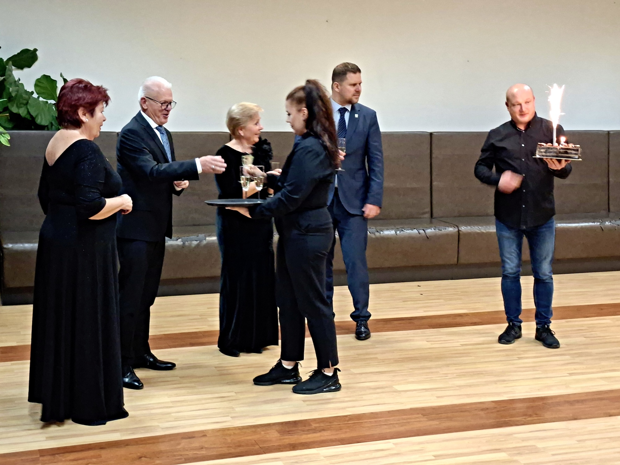 Jubilejný 5. ročník Plesu seniorov EUBA: večer plný radosti, tanca a priateľstva