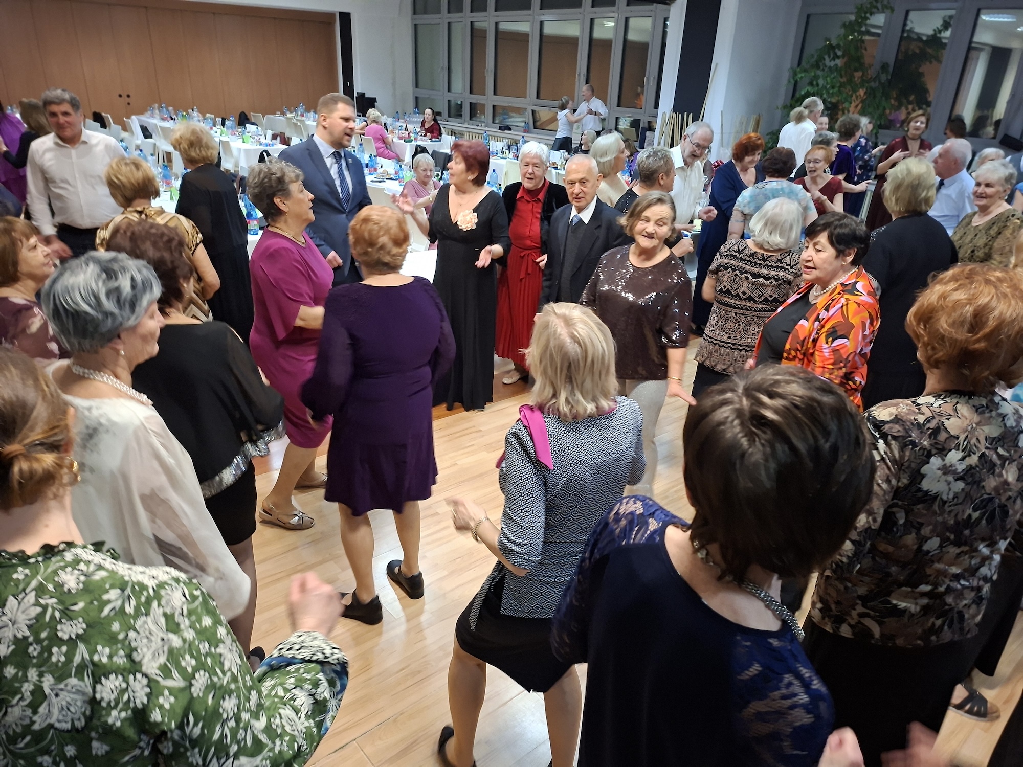 Jubilejný 5. ročník Plesu seniorov EUBA: večer plný radosti, tanca a priateľstva