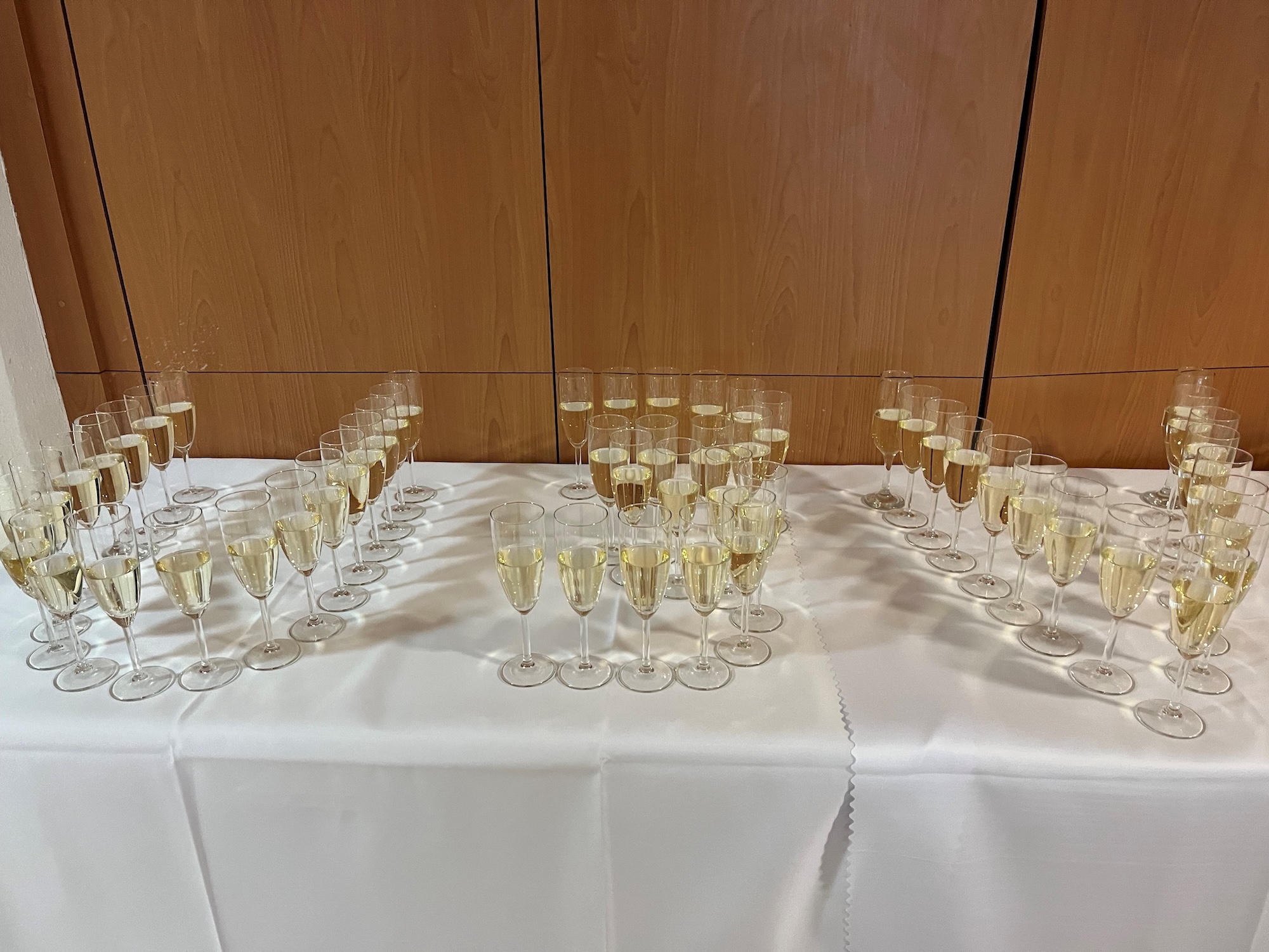 Jubilejný 5. ročník Plesu seniorov EUBA: večer plný radosti, tanca a priateľstva