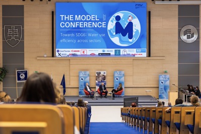 Modelová konferencia 2026 na EUBA: študenti simulovali rokovania OSN o vodnej kríze