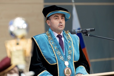 Nová kapitola sa začína. EUBA blahoželá svojim absolventkám a absolventom