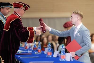 Nová kapitola sa začína. EUBA blahoželá svojim absolventkám a absolventom